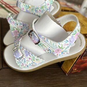 FootMates White and Purple Sandals with Flexible Soles